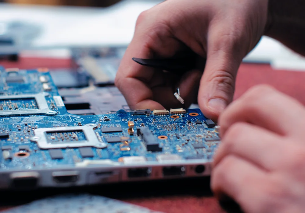 Photographie de votre médecin DSIT en plein réparation électornique.
