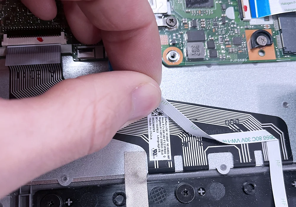 Photographie de votre docteur DSIT en train de réparer un composant informatique.