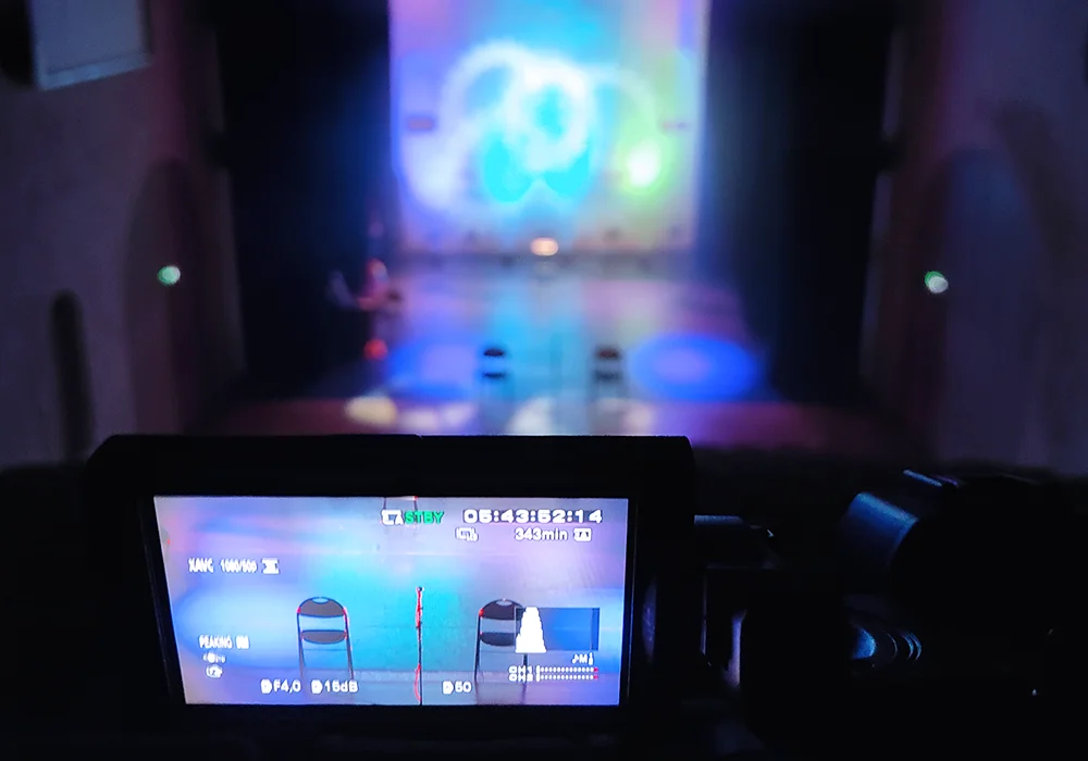 Photographie de DSIT pendant la prise de vue d'une scène avec ses caméras pour la créatio d'une vidéo.