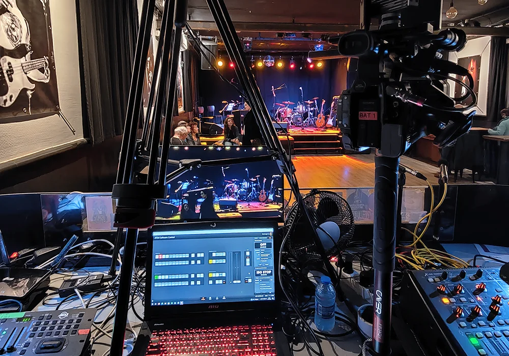 Photographie d'une scène et du matériel de prise de vue pour la création d'une vidéo : caméra, clavier, écrans, etc.