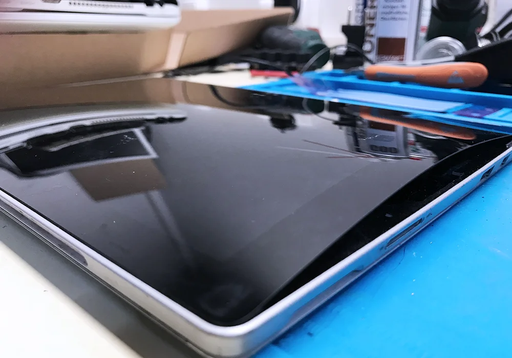 Photographie d'une tablette dont l'écran a été réparé par DSIT, votre médecin informatique.