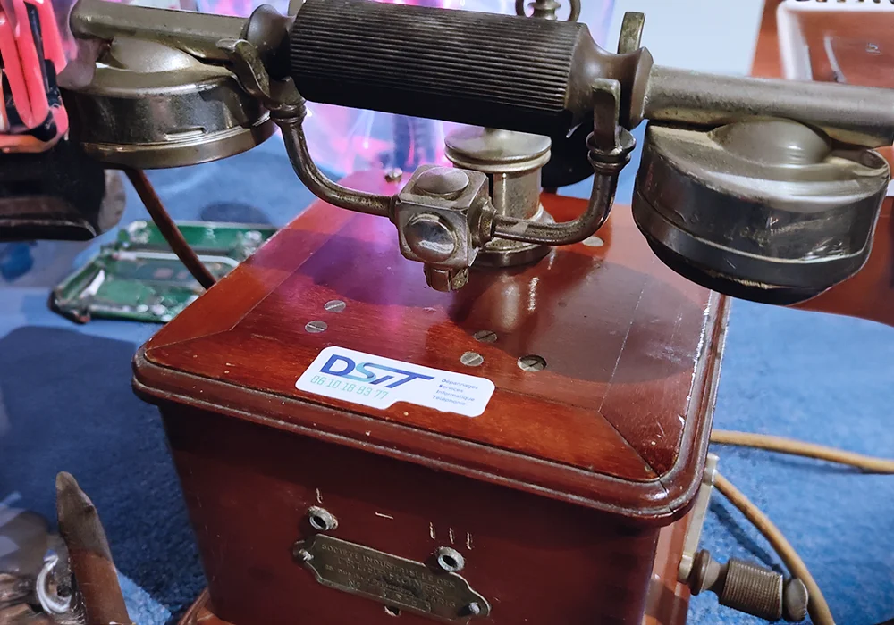 Photographie d'un très vieux téléphone à fil qui est toujours en étant de fonctionnement.