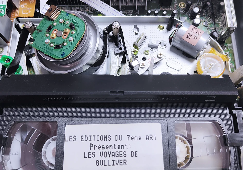 Photographie d'un magnétoscope vue de l'intérieur lors de la réparation prodiguée par DSIT.