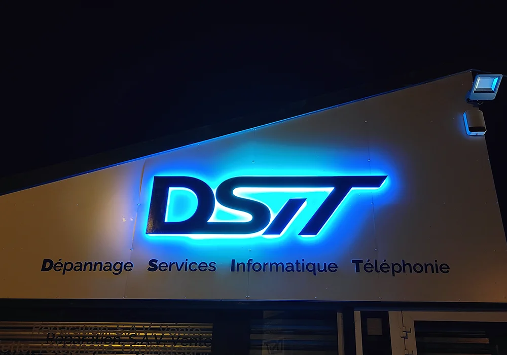 Photographie de l'enseigne de votre boutique DSIT de nuit.
