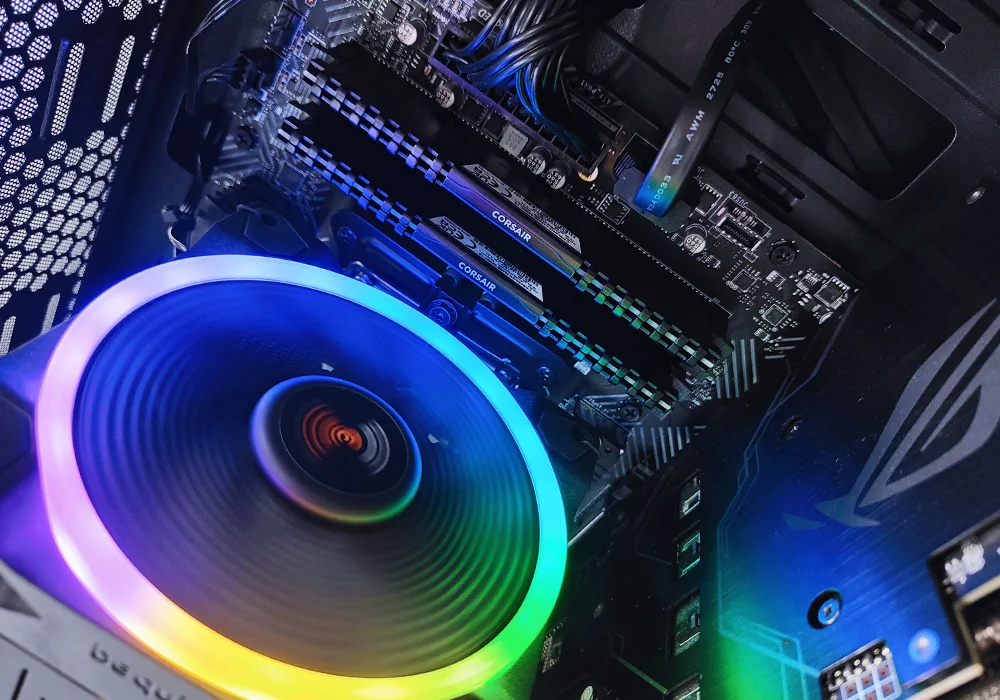 Photographie de l'intérieur d'une tour d'un ordinateur fixe sur lequel DSIT est intervenu.